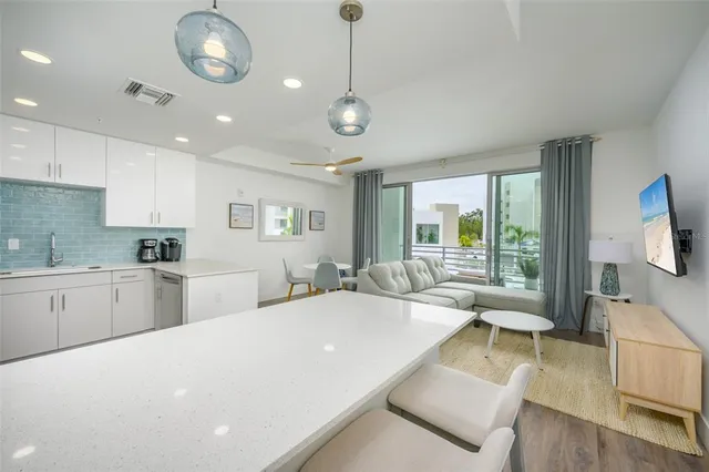 $3,200 | 1703 North Tamiami Trail, Unit 207, Sarasota, FL 34236
