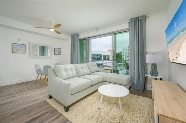 $3,600 | 1703 North Tamiami Trail, Unit 207, Sarasota, FL 34236