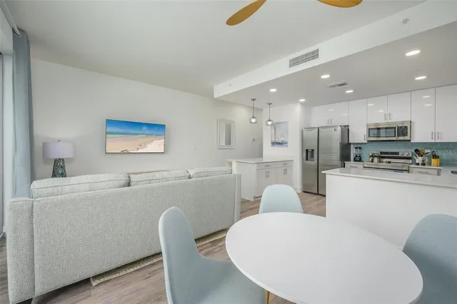 $3,200 | 1703 North Tamiami Trail, Unit 207, Sarasota, FL 34236