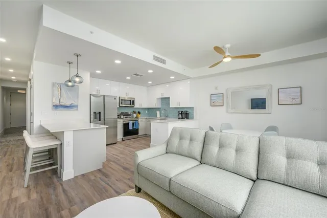 $3,200 | 1703 North Tamiami Trail, Unit 207, Sarasota, FL 34236