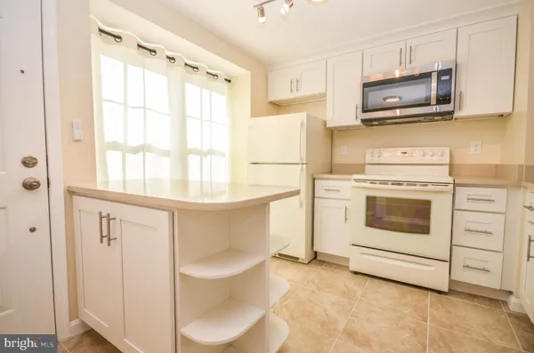 $2,700 | 8711 Ravenglass Way, Montgomery Village, MD 20886
