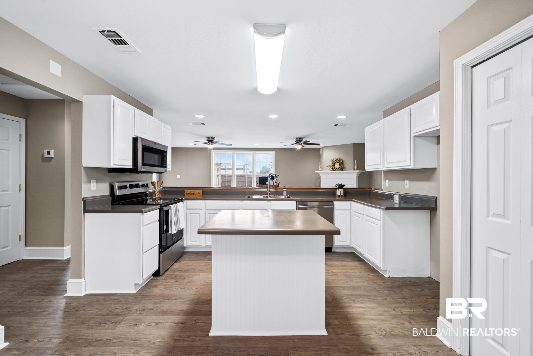 4586 Spinnaker Way Orange Beach, AL 36561 - Photo 14 of 37 Kitchen