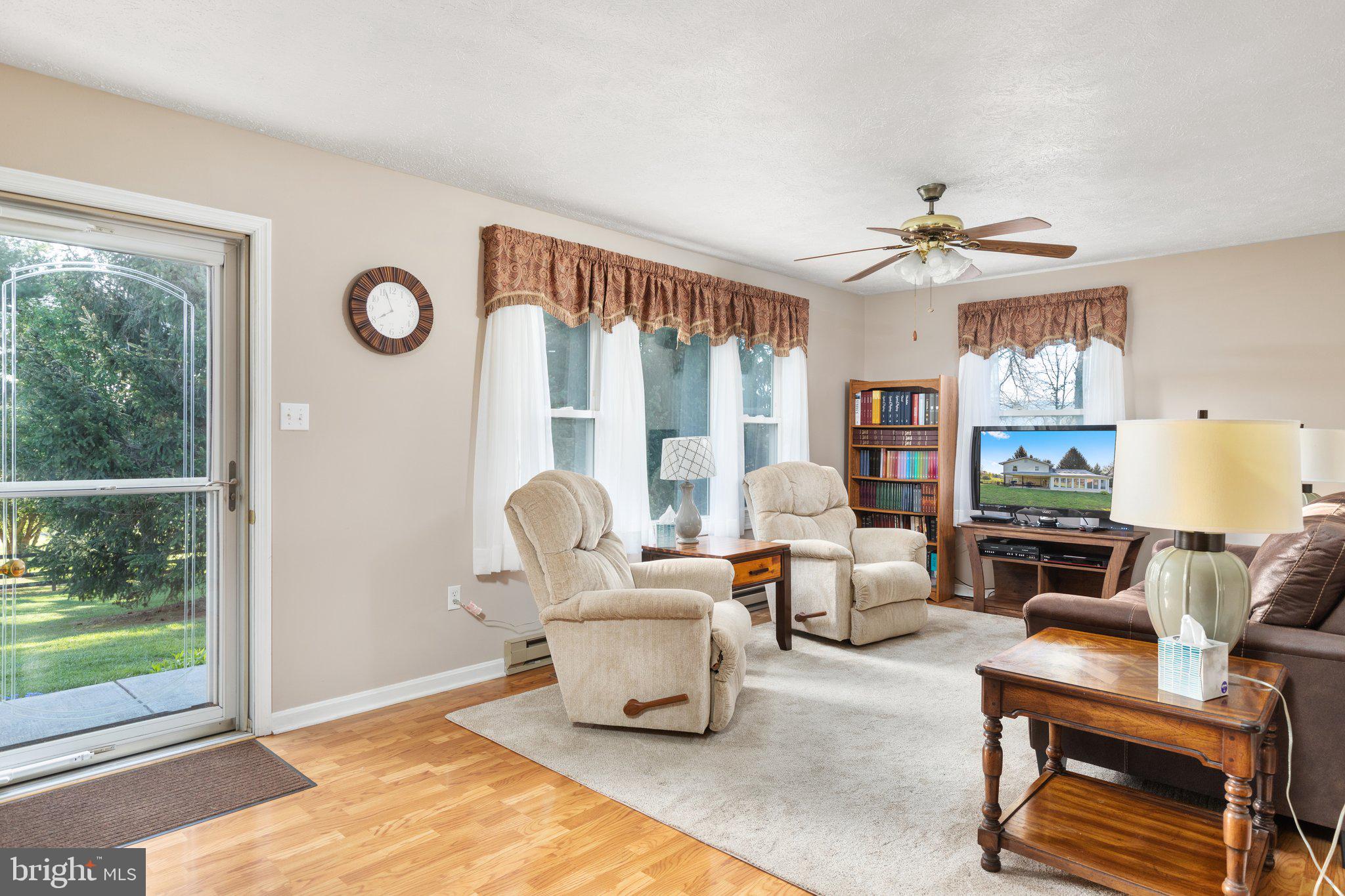 3703 Oranda Road Strasburg, VA 22657 - Photo 8 of 42 Living Room