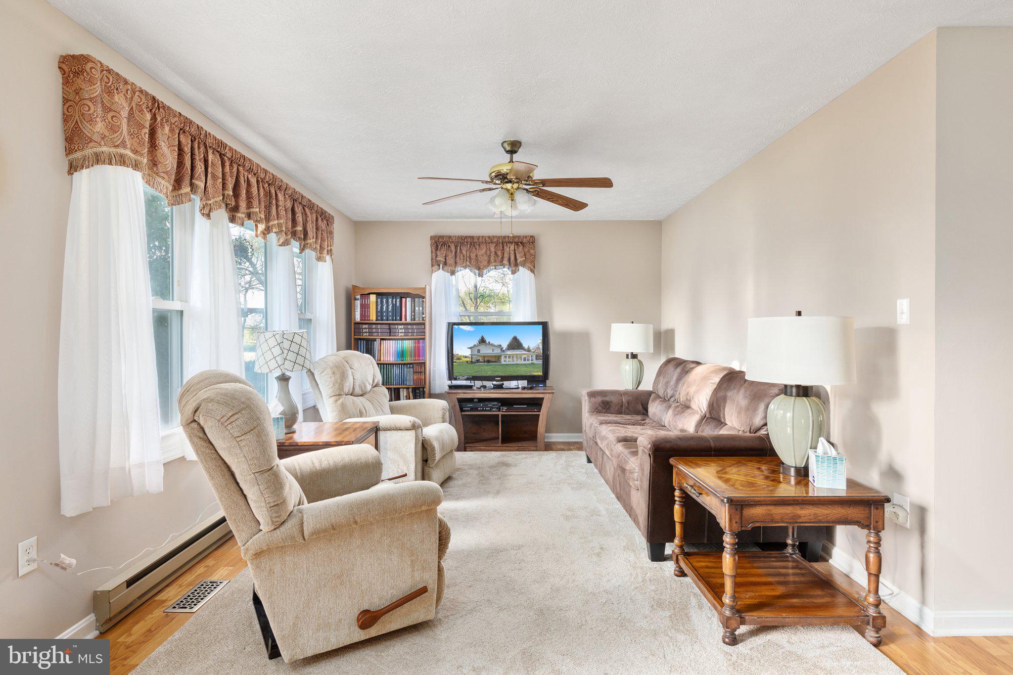 3703 Oranda Road Strasburg, VA 22657 - Photo 10 of 42 Living Room
