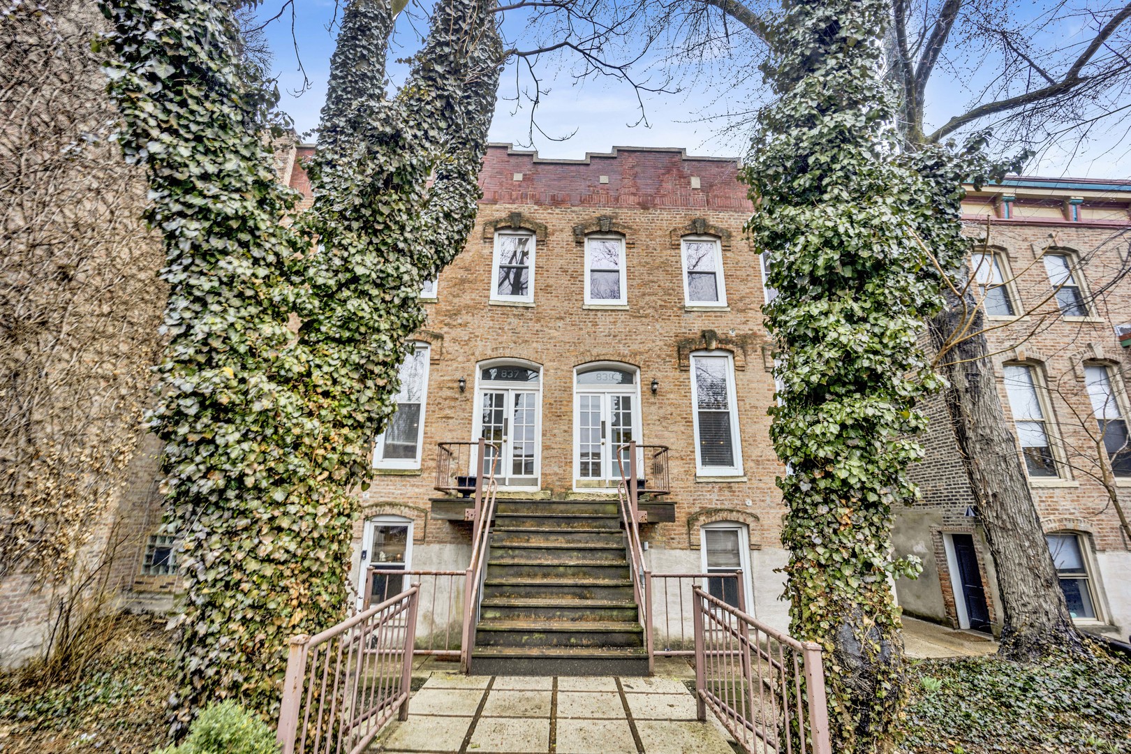 839 South Laflin Street, Unit 3 Chicago, IL 60607 - Photo 1 of 21 front view of a house