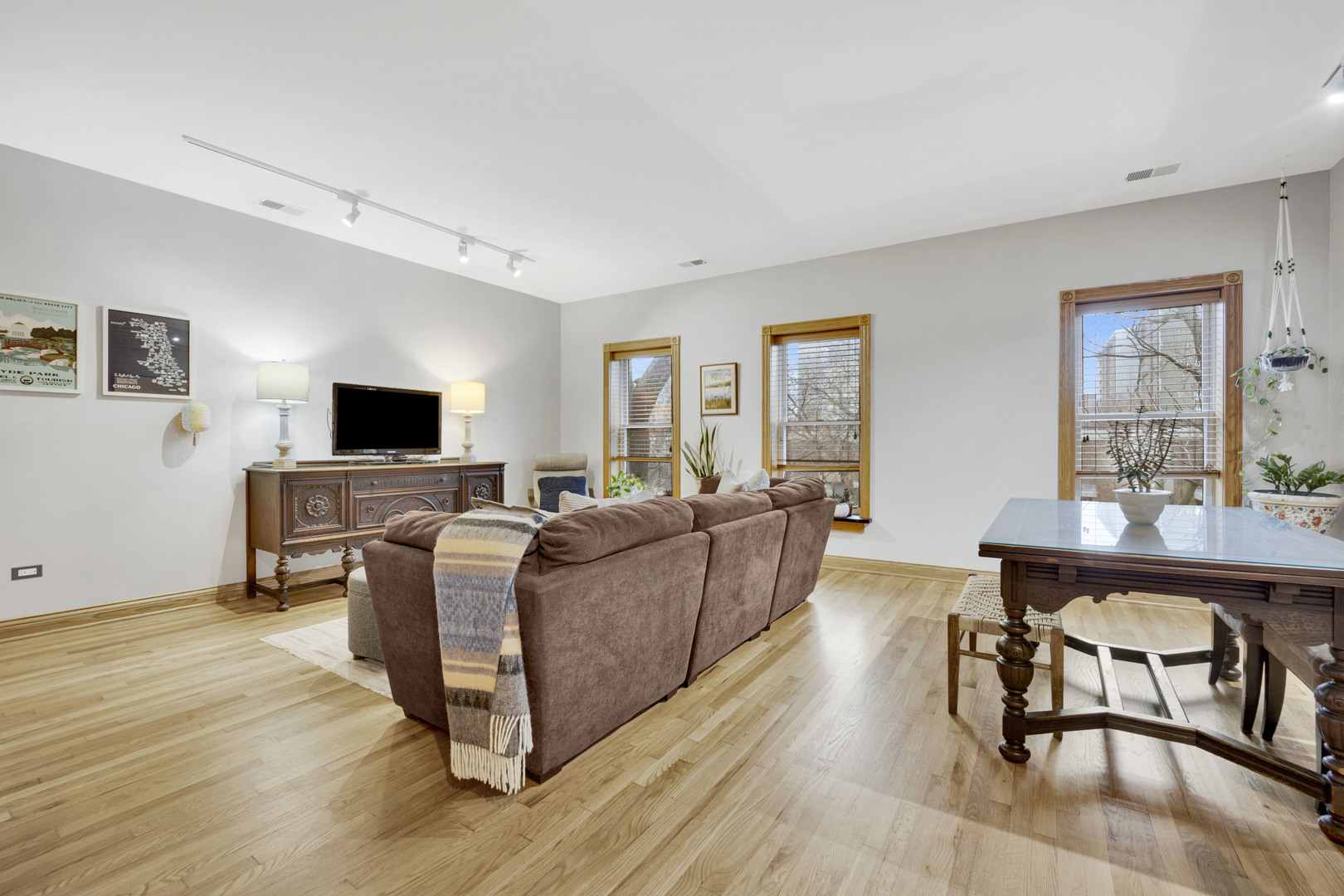 839 South Laflin Street, Unit 3 Chicago, IL 60607 - Photo 3 of 21 a living room with furniture a flat screen tv and kitchen view