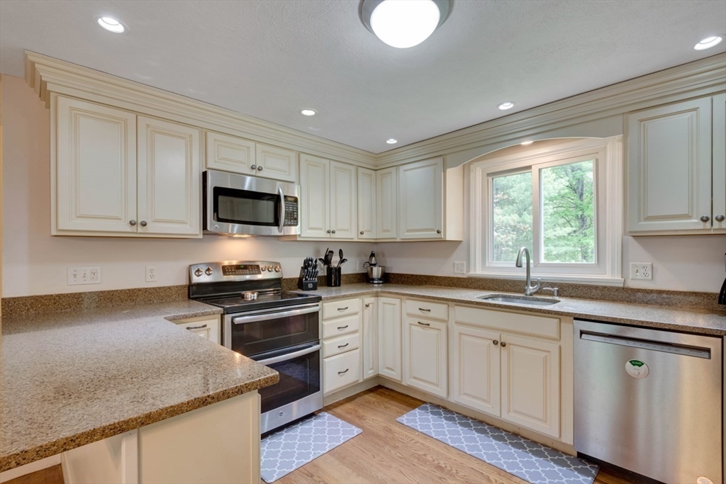 35 Blueberry Lane Reading, MA 01867 - Photo 6 of 33