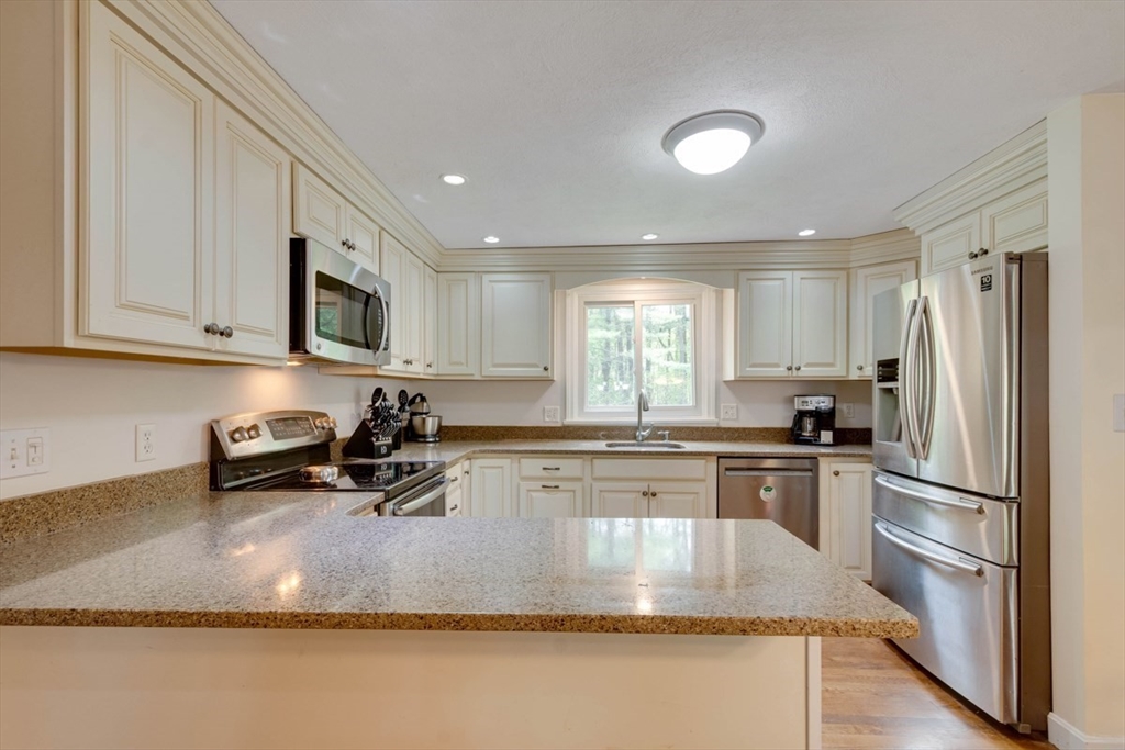 35 Blueberry Lane Reading, MA 01867 - Photo 8 of 33