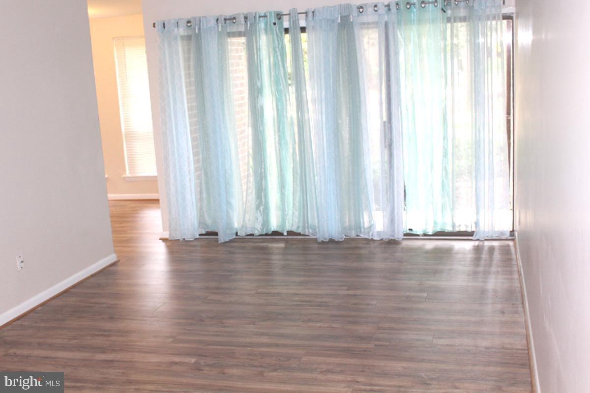 11232 Chestnut Grove Square, Unit 136 Reston, VA 20190 - Photo 16 of 36 Living room area w/kitchen nook to left