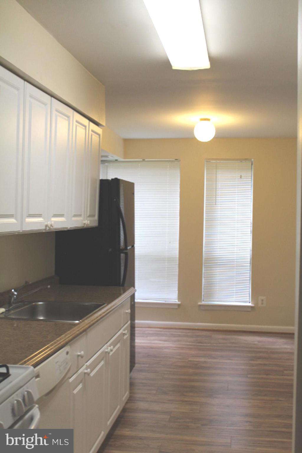 11232 Chestnut Grove Square, Unit 136 Reston, VA 20190 - Photo 19 of 36 Galley Kitchen w/eat-in nook
