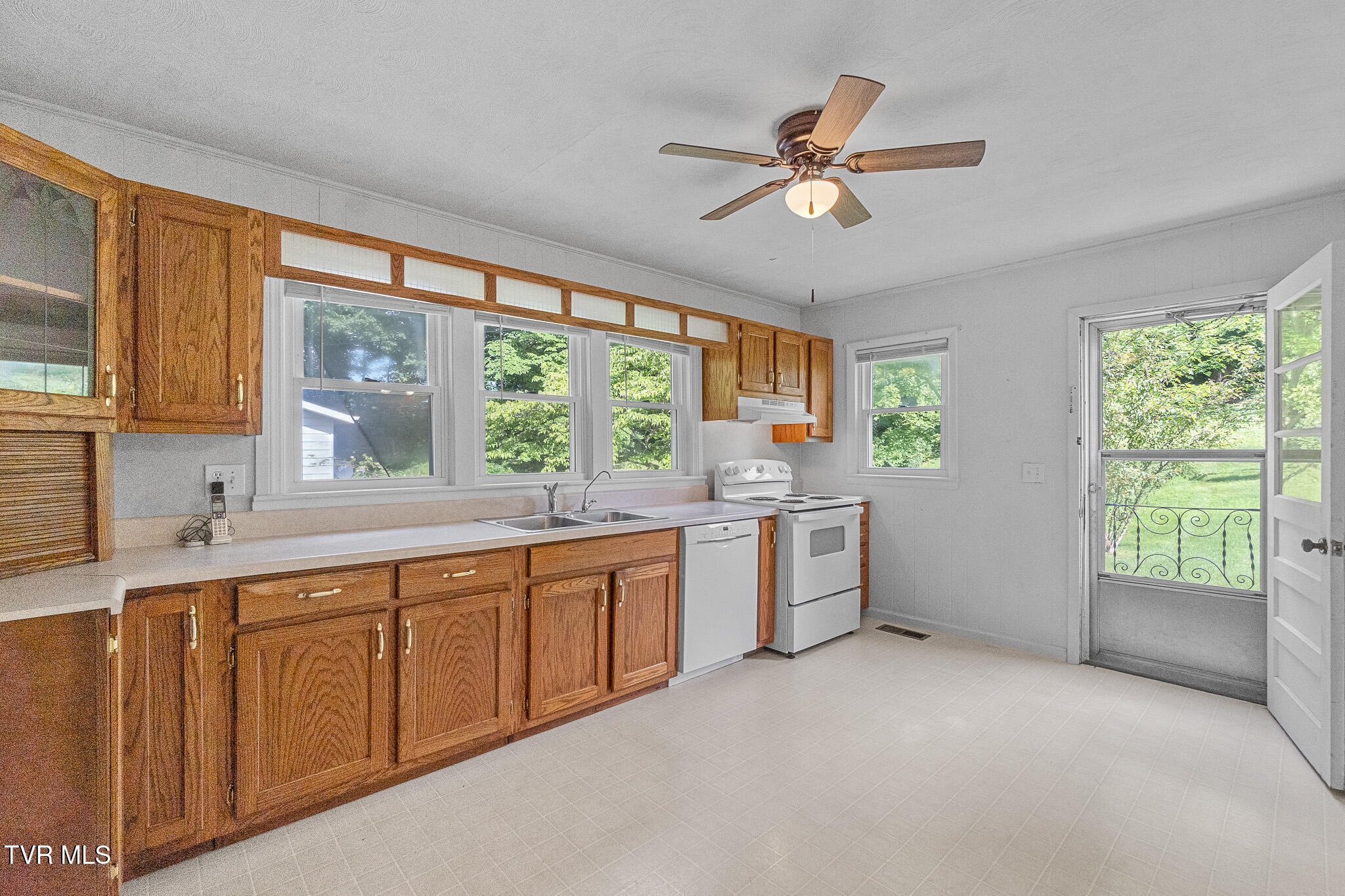 1260 Robinhood Road Greeneville, TN 37745 - Photo 6 of 40 DSC04984
