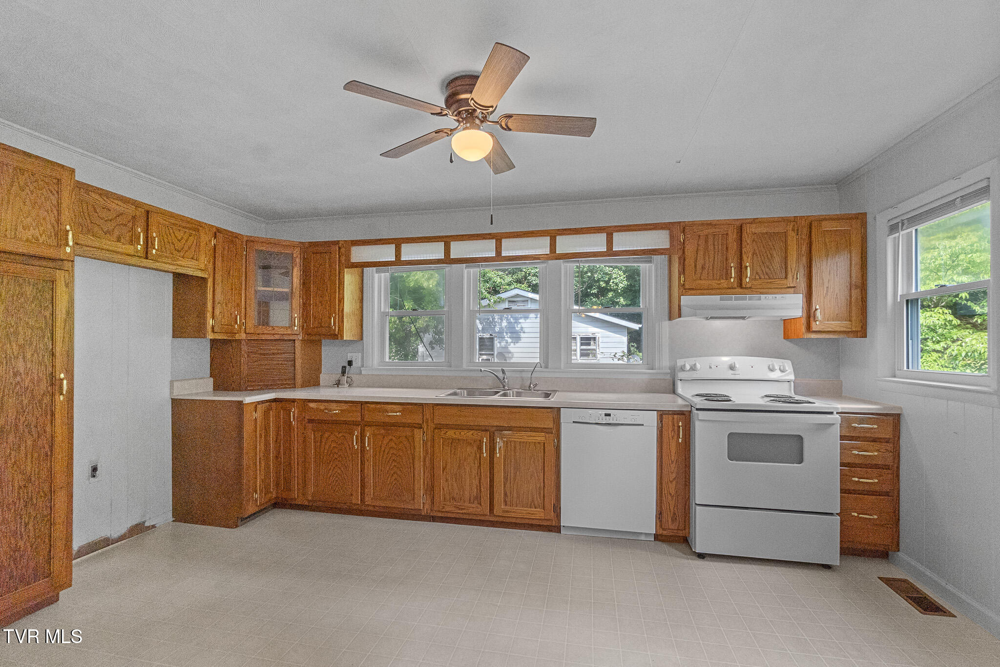 1260 Robinhood Road Greeneville, TN 37745 - Photo 7 of 40 DSC04993