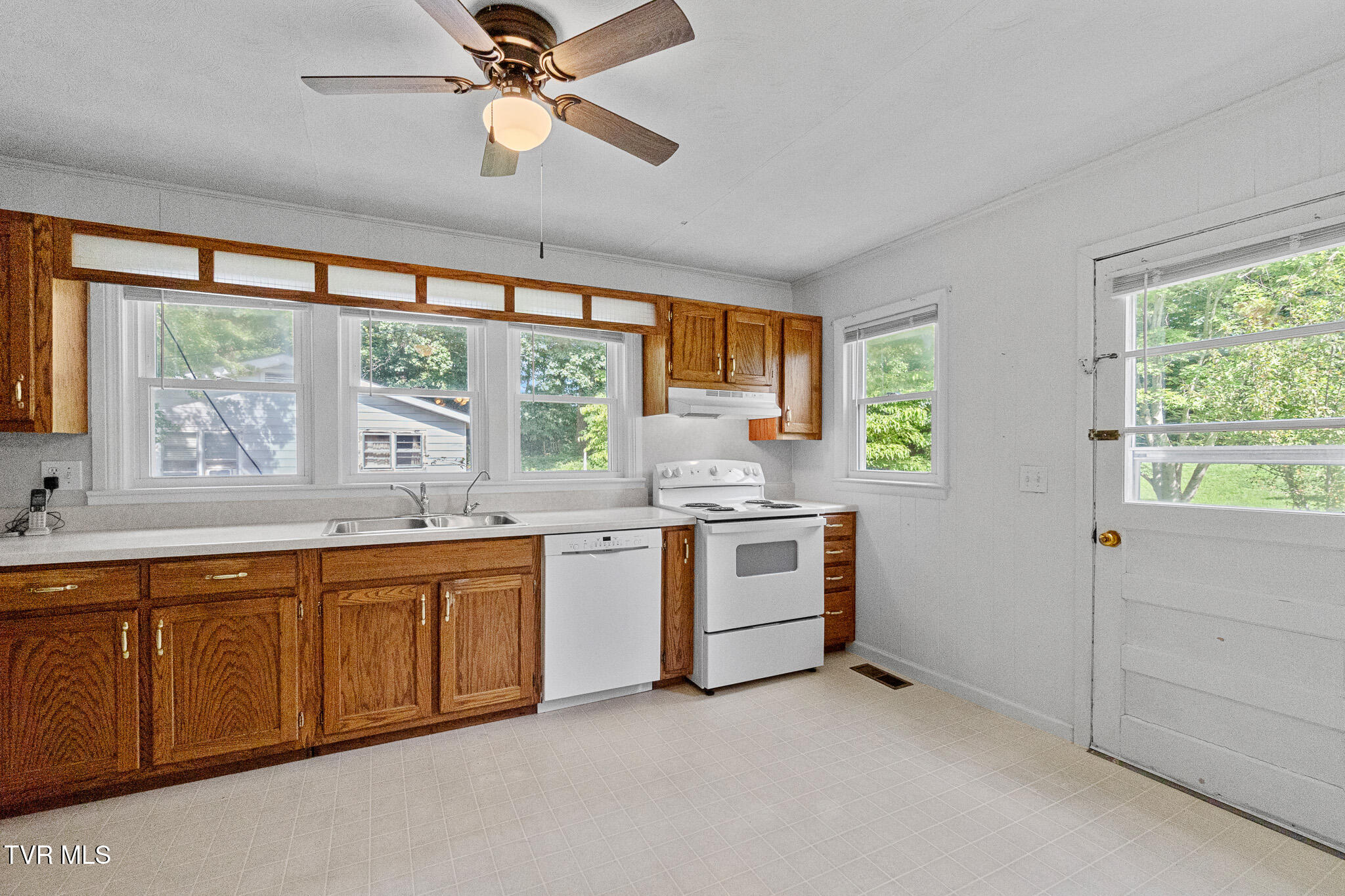 1260 Robinhood Road Greeneville, TN 37745 - Photo 8 of 40 DSC04998