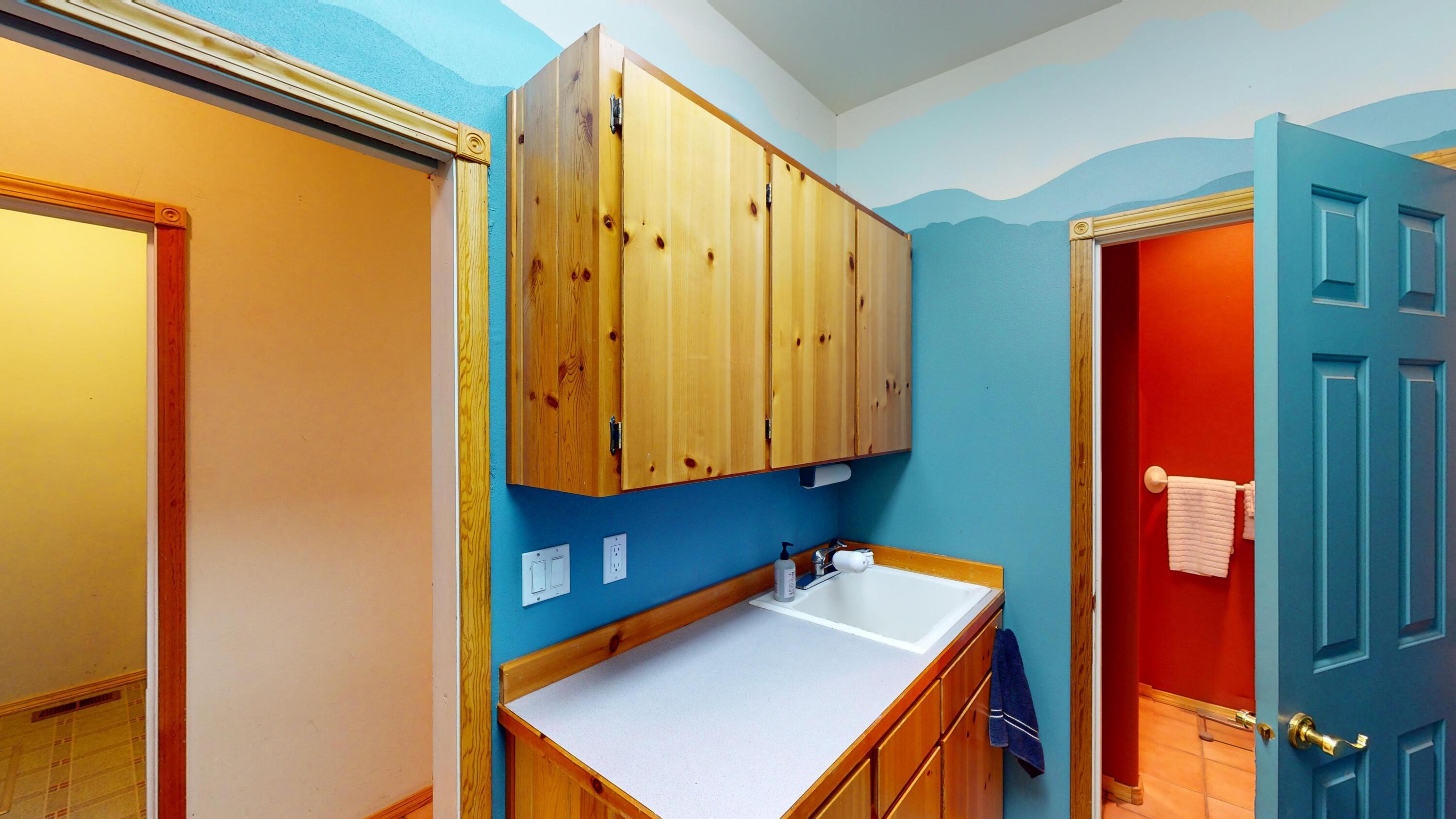 63850 Johnson Road Bend, OR 97703 - Photo 37 of 49 Laundry/Mud Room