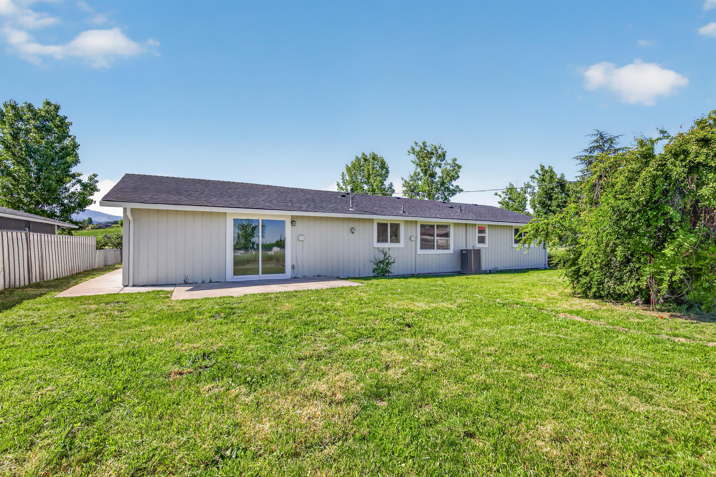 550 Experiment Station Road Medford, OR 97501 - Photo 23 of 27 a front view of house with a garden