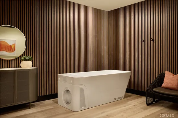 a lots of tables and chairs in a room