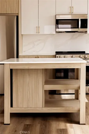 $3,406 | 21010 Erwin Street, Unit 855, Woodland Hills, CA 91367