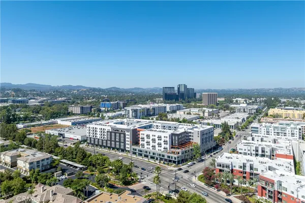 $3,406 | 21010 Erwin Street, Unit 855, Woodland Hills, CA 91367