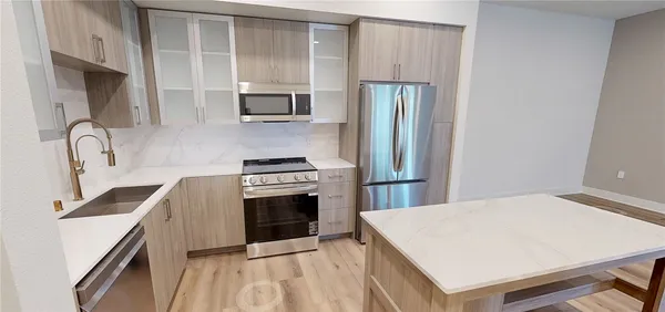 $3,406 | 21010 Erwin Street, Unit 855, Woodland Hills, CA 91367