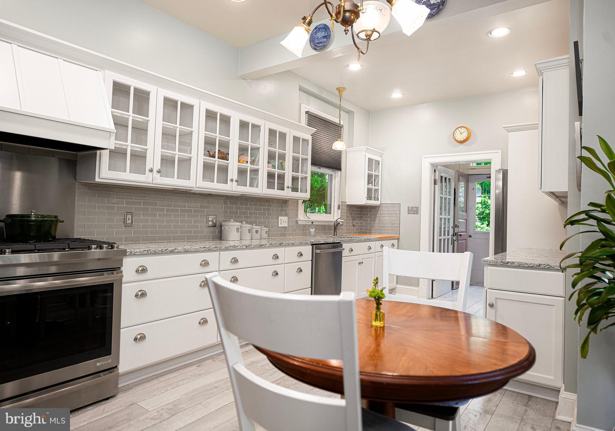 Eat-in kitchen
