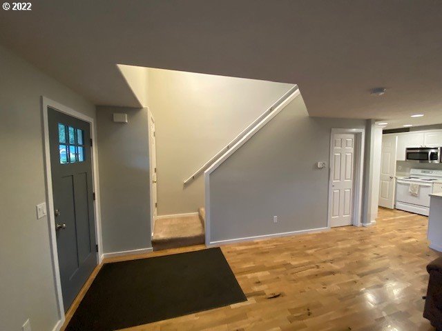 37227 Solso Road Sandy, OR 97055 - Photo 12 of 28 a view of a big room with closet and windows
