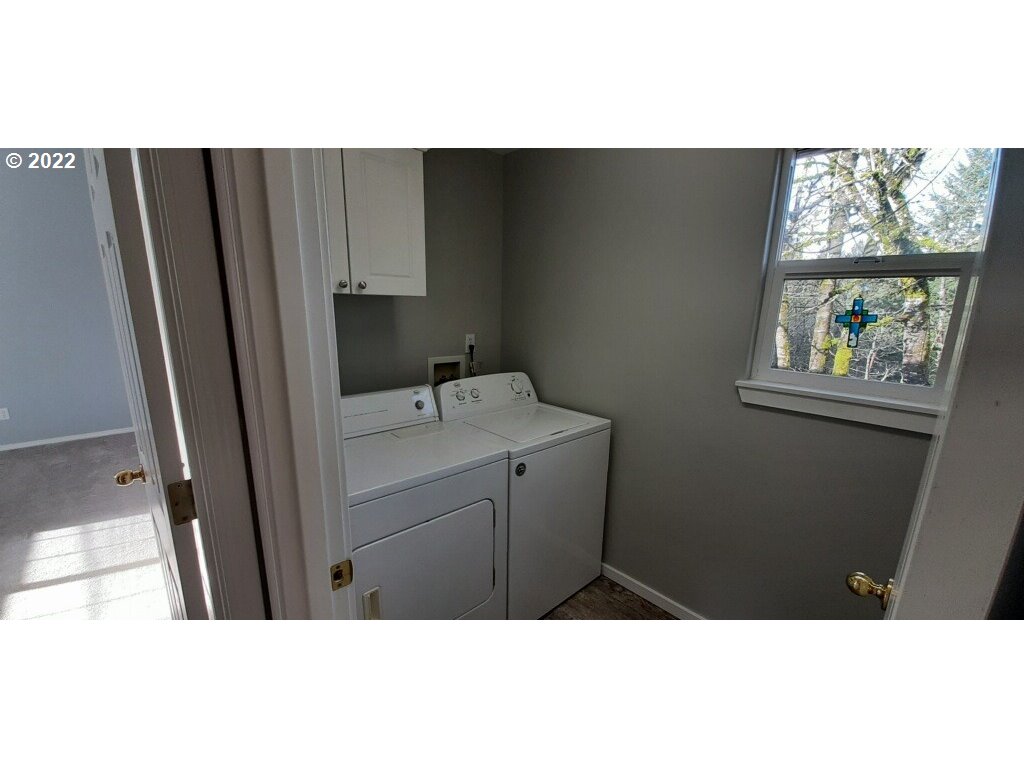 37227 Solso Road Sandy, OR 97055 - Photo 21 of 28 a bathroom with a sink and a mirror