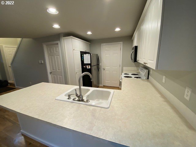 37227 Solso Road Sandy, OR 97055 - Photo 5 of 28 a dining room with kitchen island a table and chairs