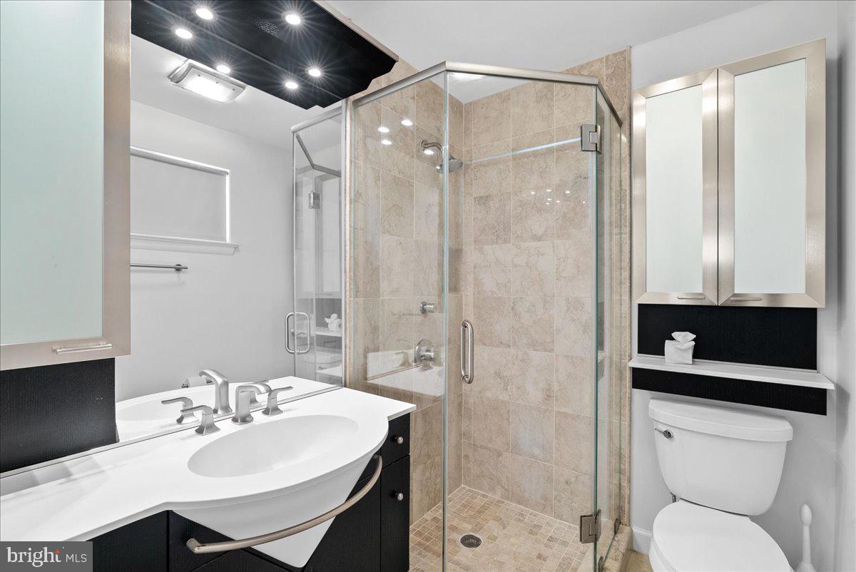 4600 Strathblane Place Alexandria, VA 22304 - Photo 7 of 20 Primary Bathroom