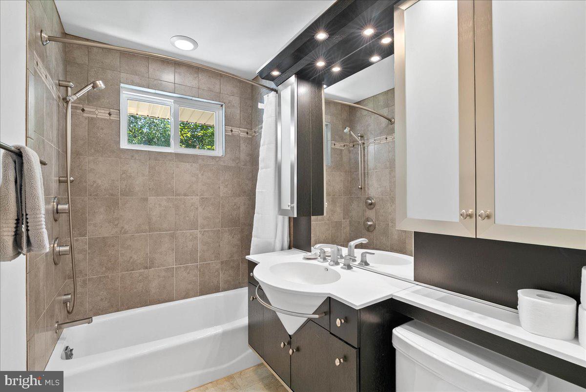 4600 Strathblane Place Alexandria, VA 22304 - Photo 9 of 20 Main Level Full Bathroom