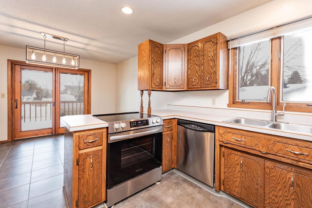 2601 Atlantic Drive South Fargo, ND 58103 - Photo 12 of 51