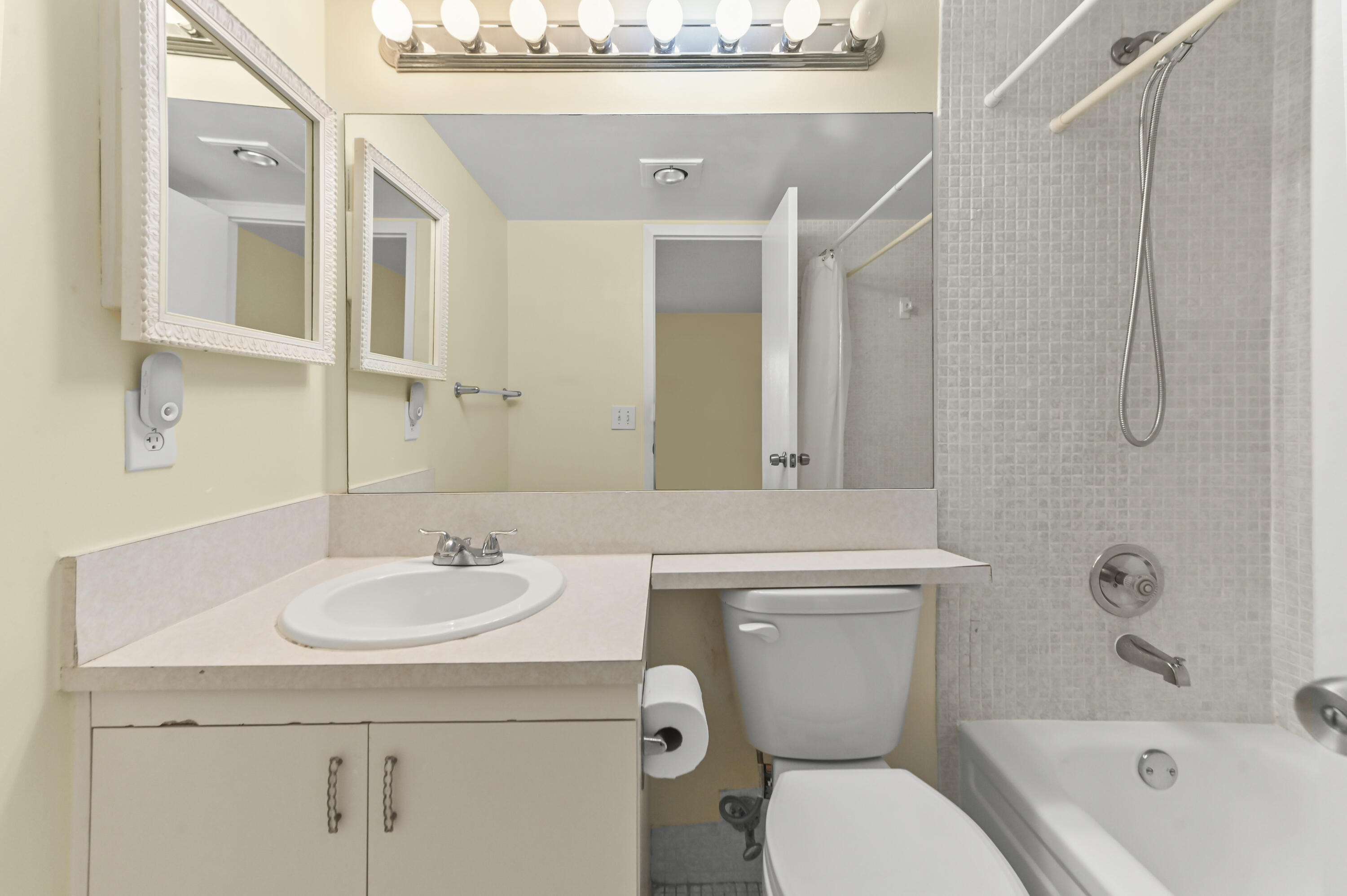 2056 Ainslie Drive Boca Raton, FL 33434 - Photo 12 of 44 14 Bathroom 02