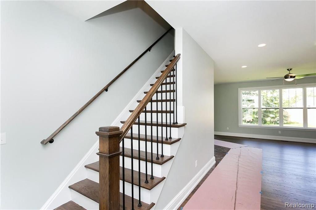 4102 Devon Road Royal Oak, MI 48073 - Photo 3 of 33