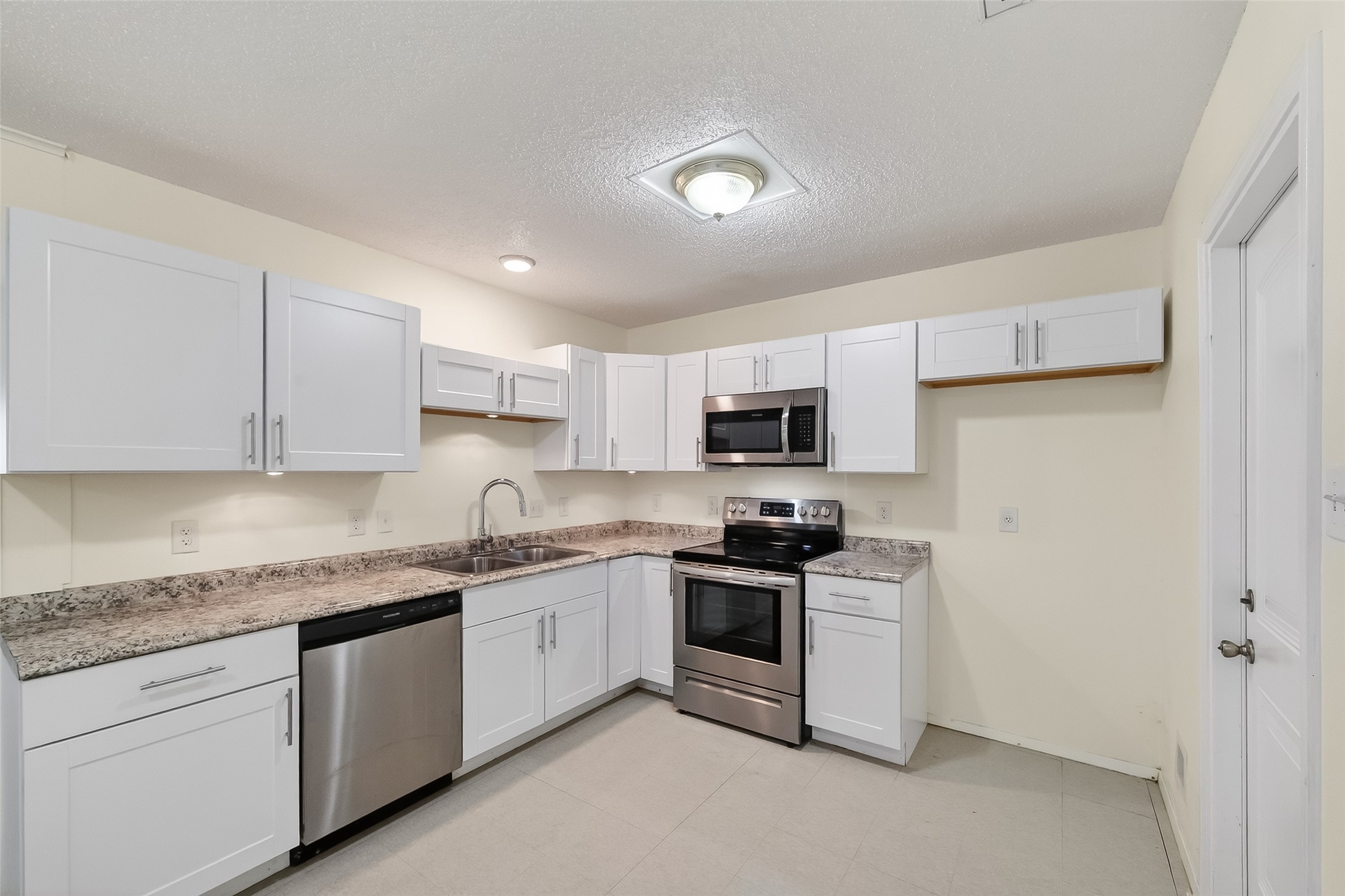 15022 Chipman Ln. Houston, TX 77060 - Photo 20 of 40 Kitchen view
