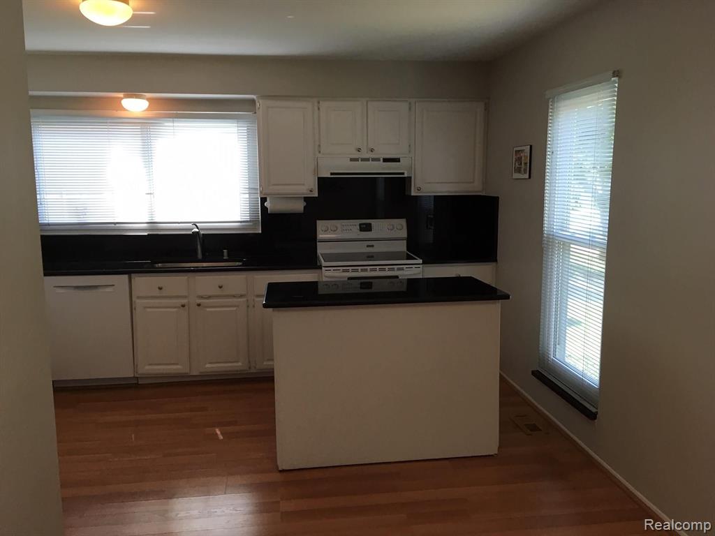 5901 Cromwell Road West Bloomfield, MI 48322 - Photo 17 of 26