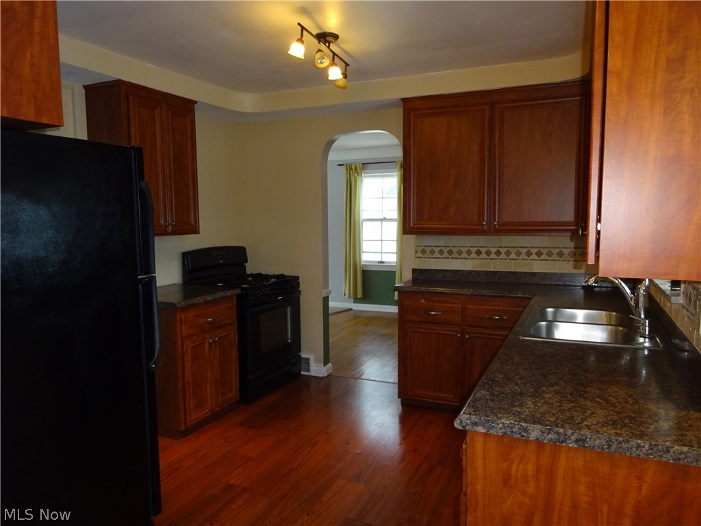 2288 Saybrook Road Cleveland, OH 44118 - Photo 10 of 31