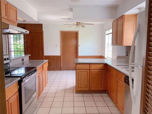 $1,950 | 8902 Sharpview Drive, Houston, TX 77036