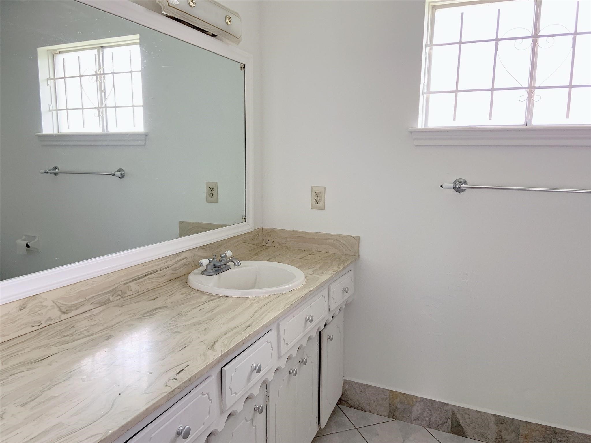 8902 Sharpview Drive Houston, TX 77036 - Photo 10 of 14