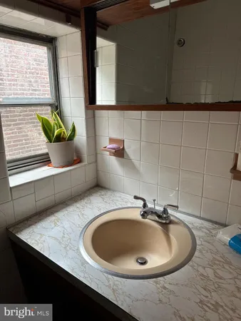 $1,800 | 705 Anderson Street, Trenton, NJ 08611