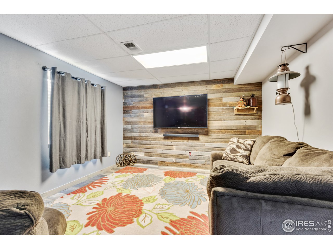 4907 23rd Street Road Greeley, CO 80634 - Photo 19 of 33 Beautiful Barnwood Wall