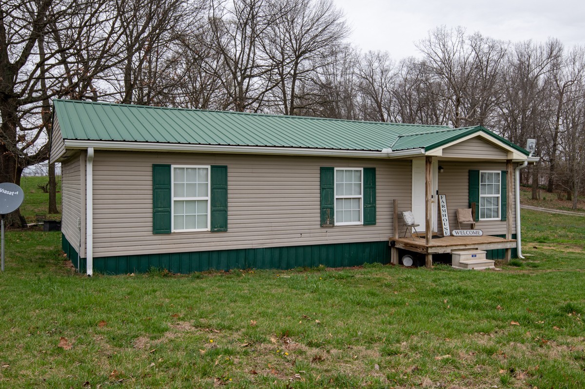 6016 Highland Road Orlinda, TN 37141 - Photo 2 of 34 a front view of a house with a garden
