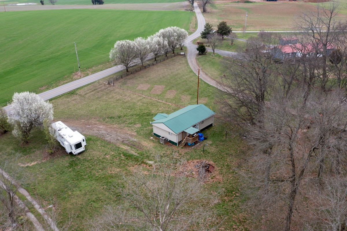 6016 Highland Road Orlinda, TN 37141 - Photo 28 of 34 a backyard of a house with table and chairs