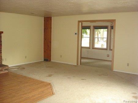 9341 Thumm Road Pinckney, MI 48169 - Photo 3 of 7 DSC07154