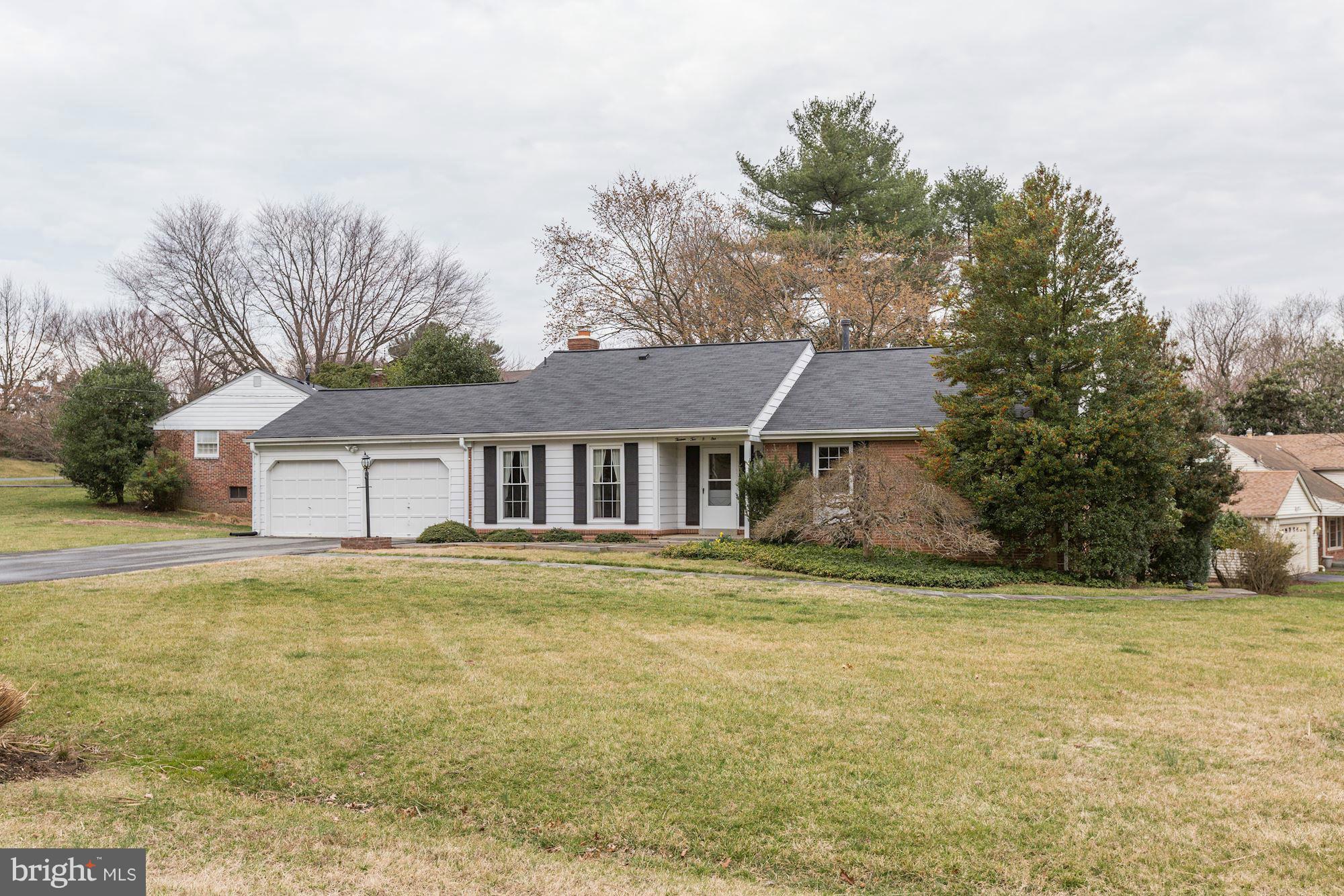 Beautiful Yard & Great Curb Appeal!