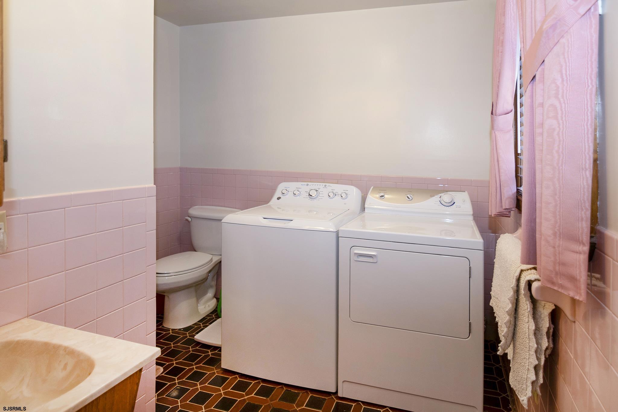 55 Taylor Avenue Milmay, NJ 08340 - Photo 28 of 53 a utility room with dryer and washer