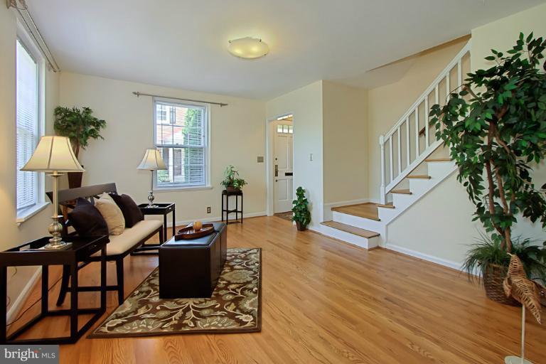 4217 32nd Road South Arlington, VA 22206 - Photo 12 of 27 Living Room