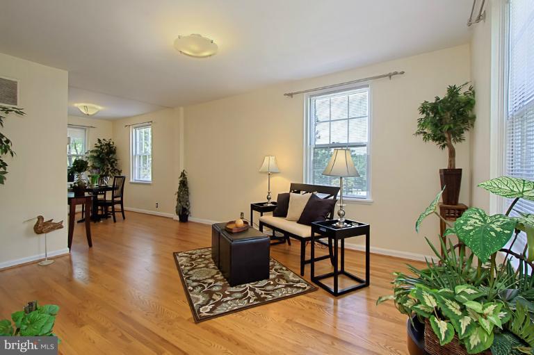 4217 32nd Road South Arlington, VA 22206 - Photo 17 of 27 Living Room