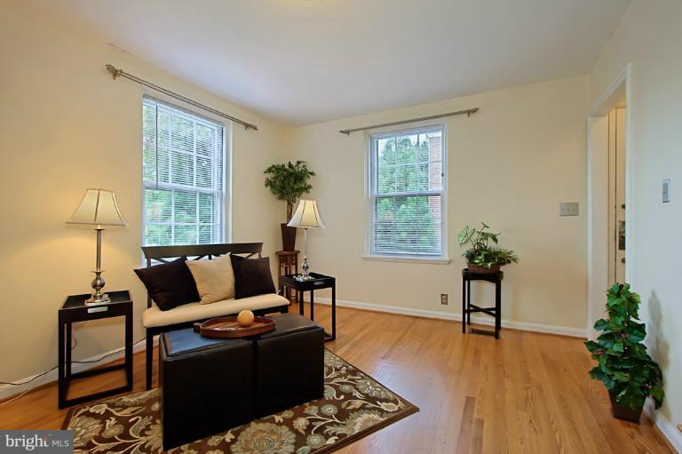 4217 32nd Road South Arlington, VA 22206 - Photo 6 of 27 Living Room