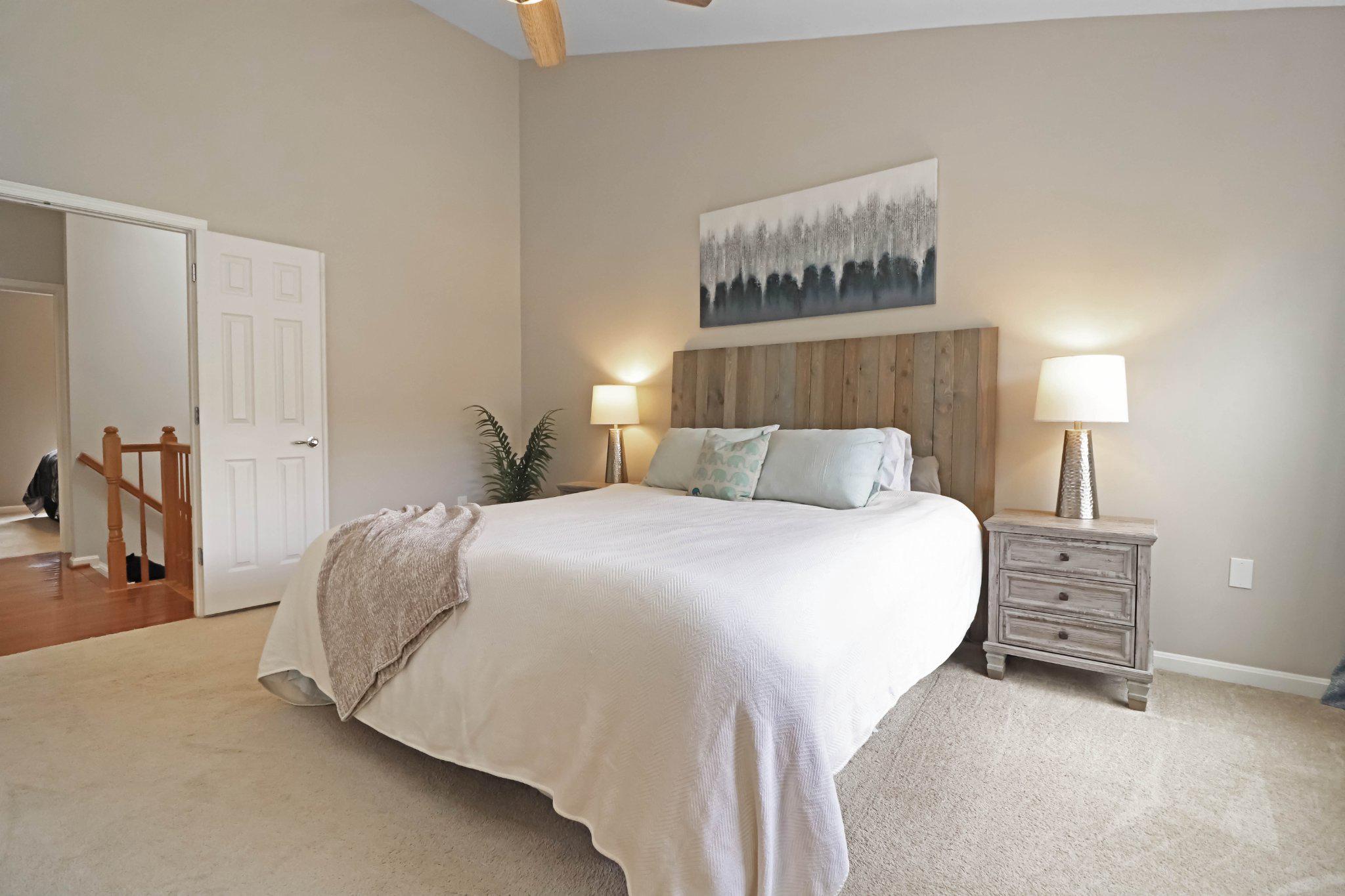 47640 Comer Square Sterling, VA 20165 - Photo 21 of 58 a bedroom with a bed and a lamp