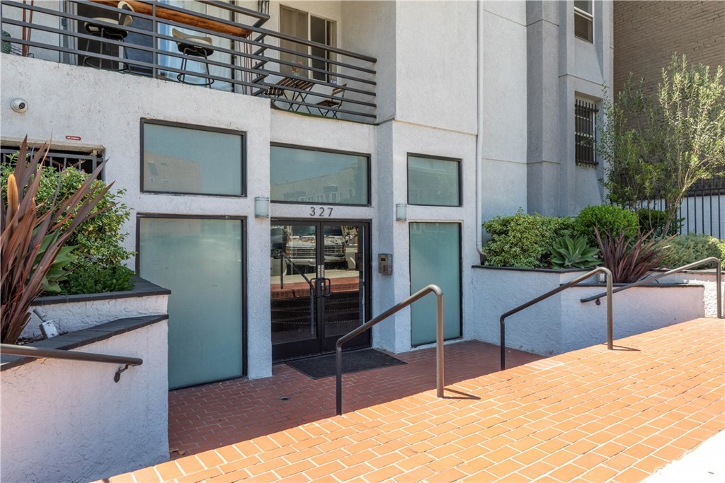 327 Chestnut Avenue, Unit 201 Long Beach, CA 90802 - Photo 2 of 12