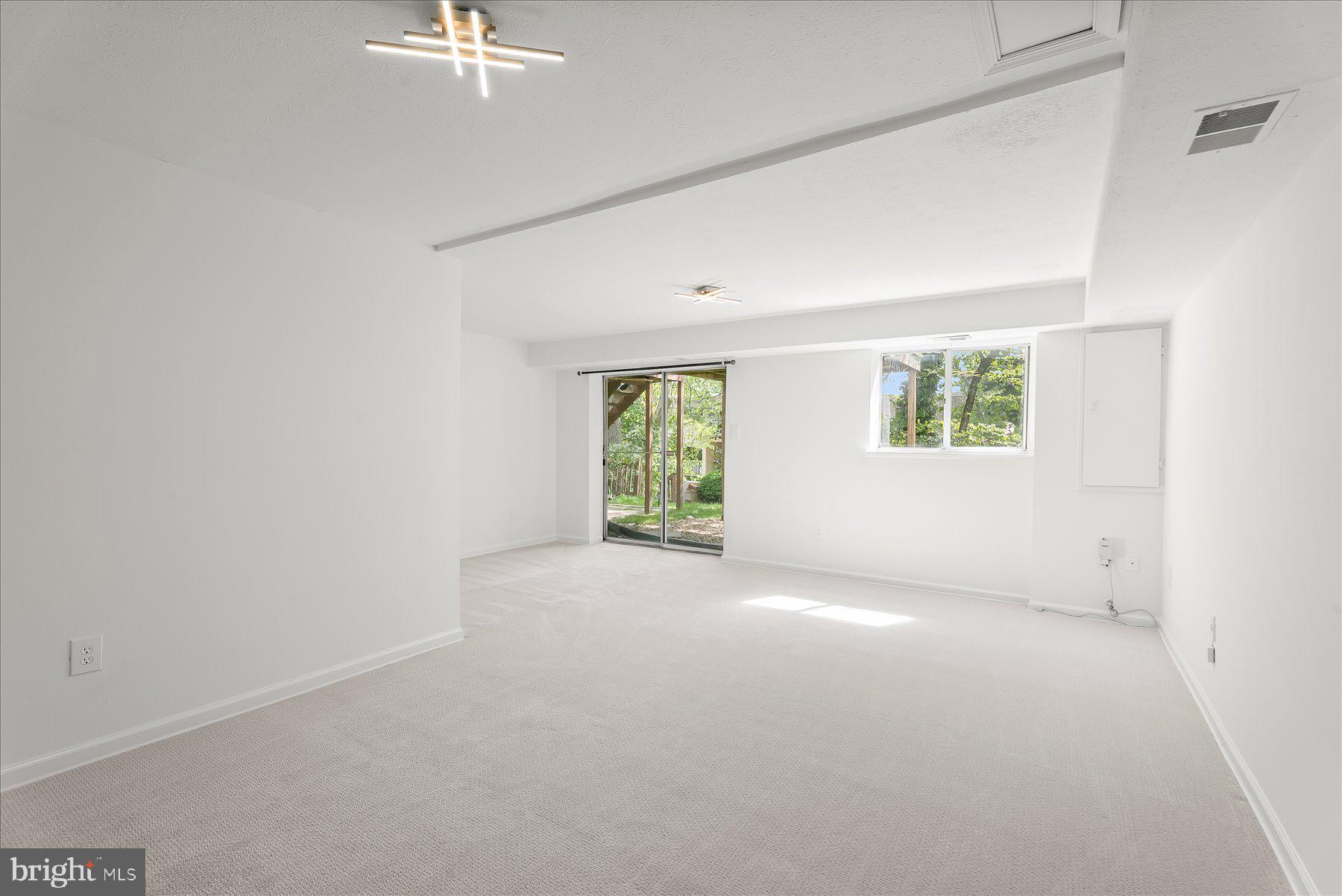 1530 Tanyard Hill Road Gaithersburg, MD 20879 - Photo 30 of 40 an empty room with windows and fan